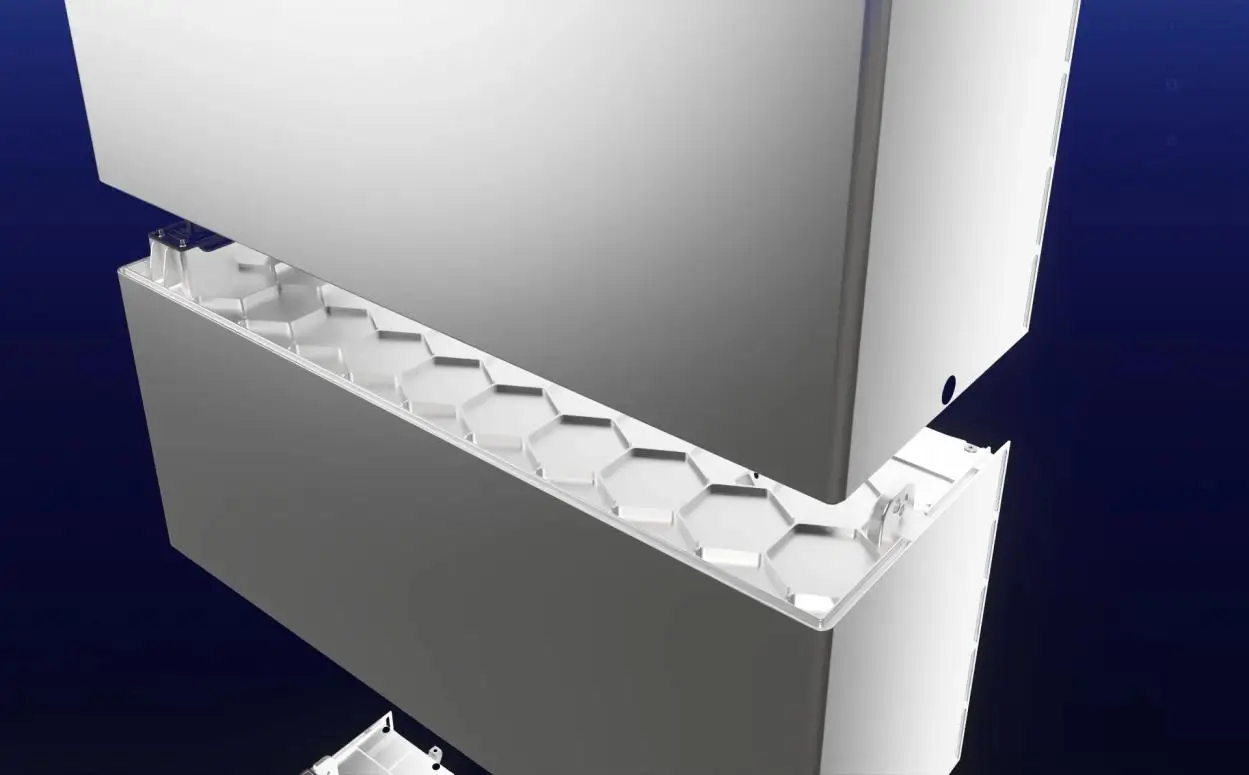 A cutaway render of the die-cast honeycomb rib across the top of a white battery module, with the module above it lifted clear to show the connector rail between the two